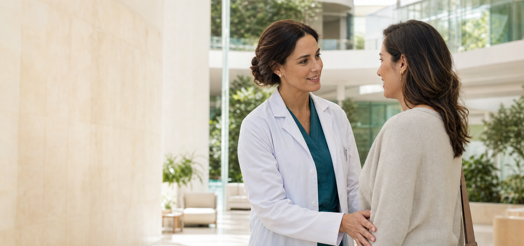 Doctora de Hospital Vida Plena atendiendo a una paciente